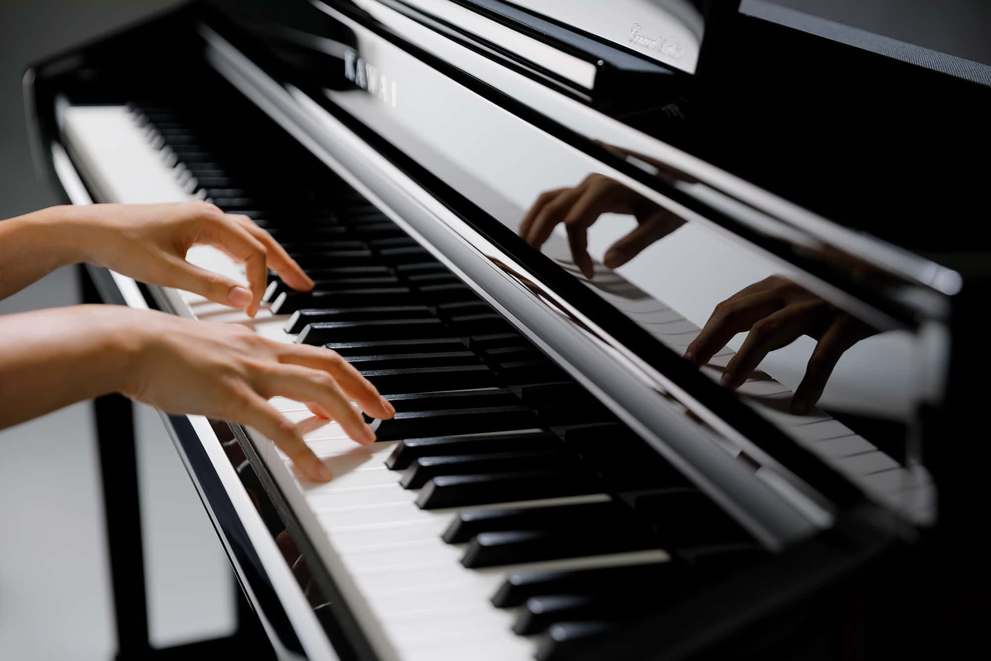 Игры пианино руками. Фортепиано. Руки пианиста. Руки на фортепиано. Руки на клавишах пианино.
